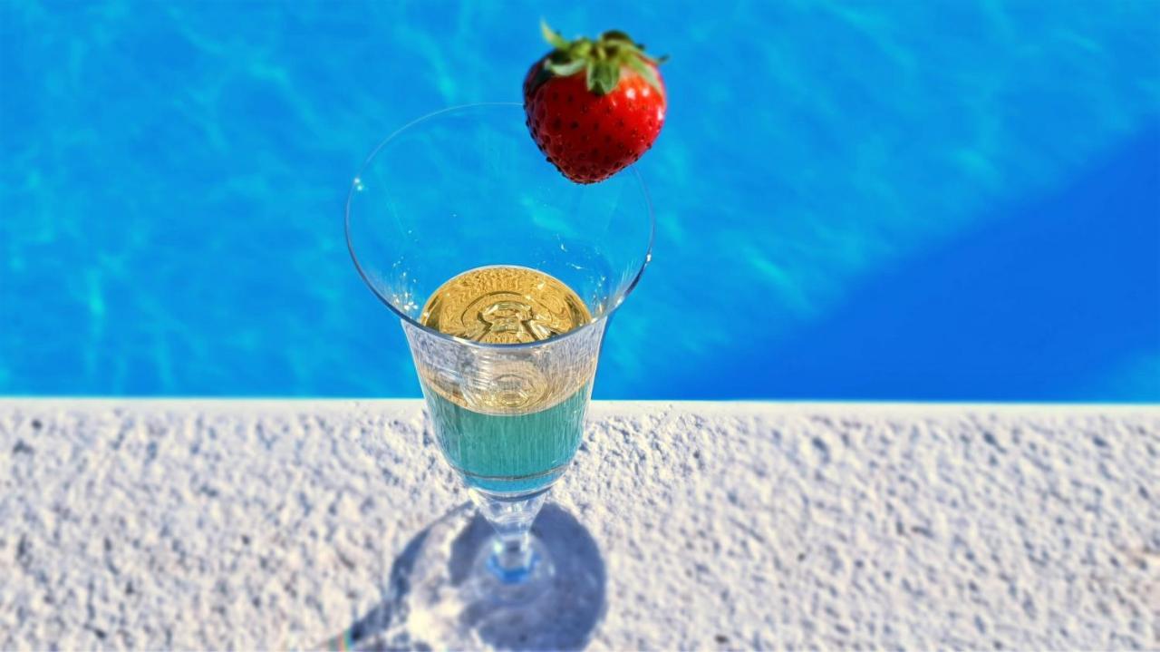 Anas Lagoon Holiday House With Pool At Azure Beach ドゥルヴェニック・マリ エクステリア 写真